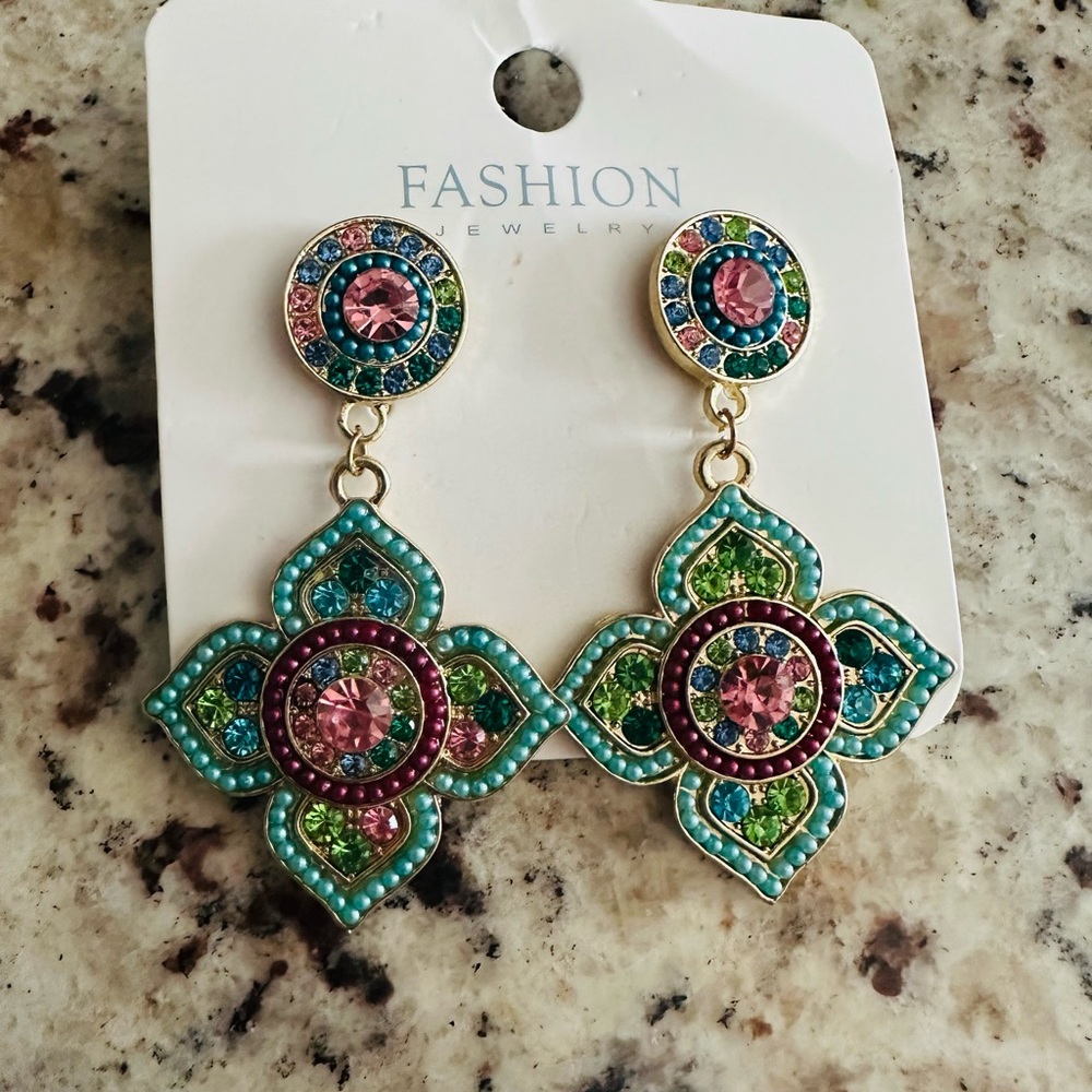 NEW Colorful Fashion Boutique Jewelry Pierced Earrings! - Picture 1 of 2